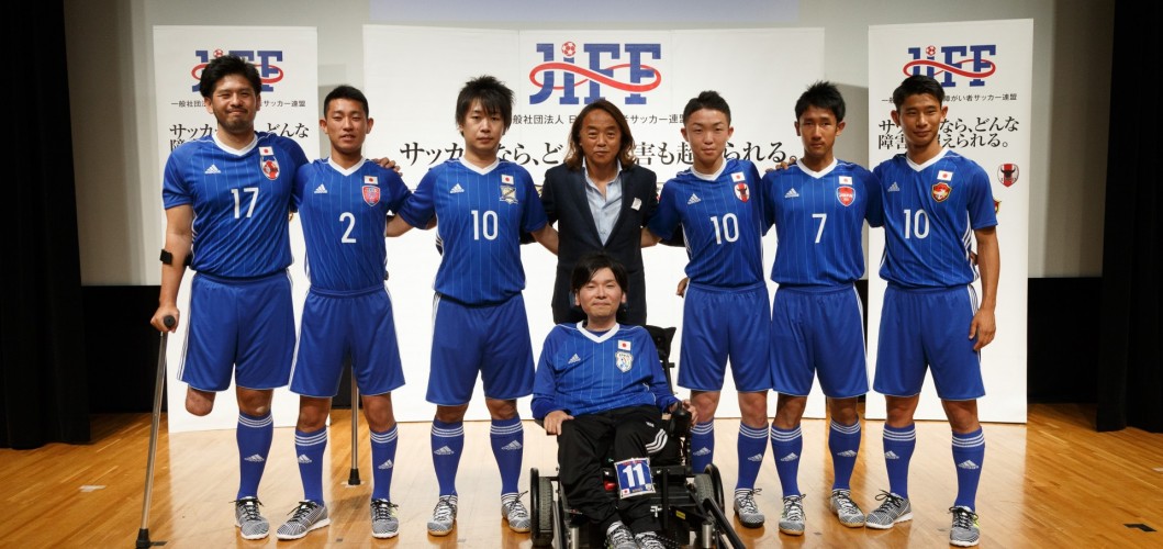 Photo of 7 Japanese national team players. The president of JIFF, Tsuyoshi Kitazawa is in the centre.